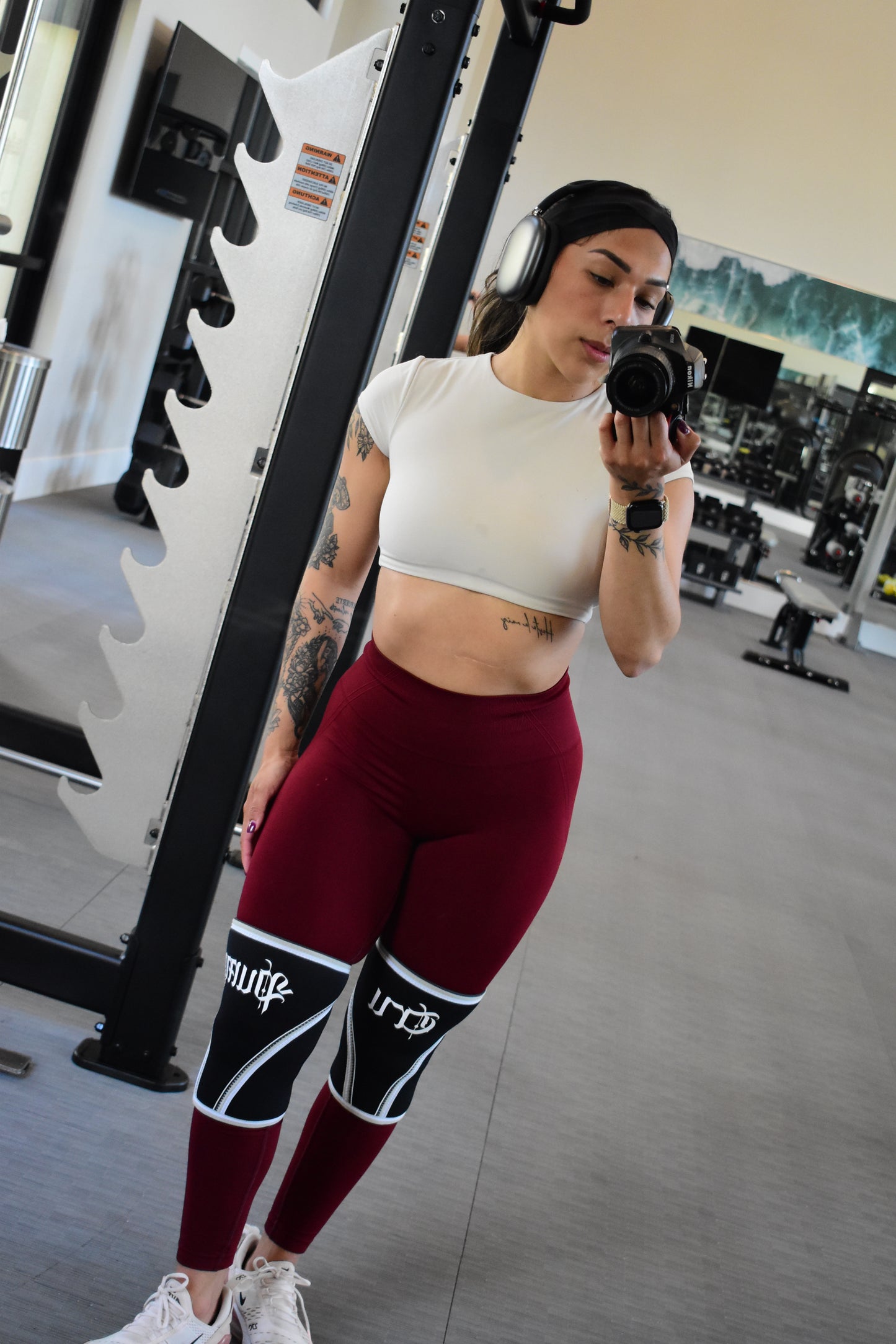Tru Pump High-Performance Compression Knee Sleeves Black/White for Athletes & Lifters Enhance Stability & Performance